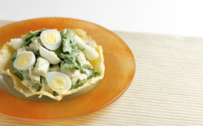 Canastas de parmesano con ensalada